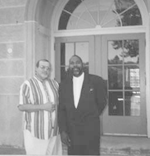 Marcus Burnett (a la izquierda), hijo del ler de la NAACP Topeka McKinley Burnett, y el activista polico Sonny  Scroggins, en la entrada de la Escuela Primaria Monroe